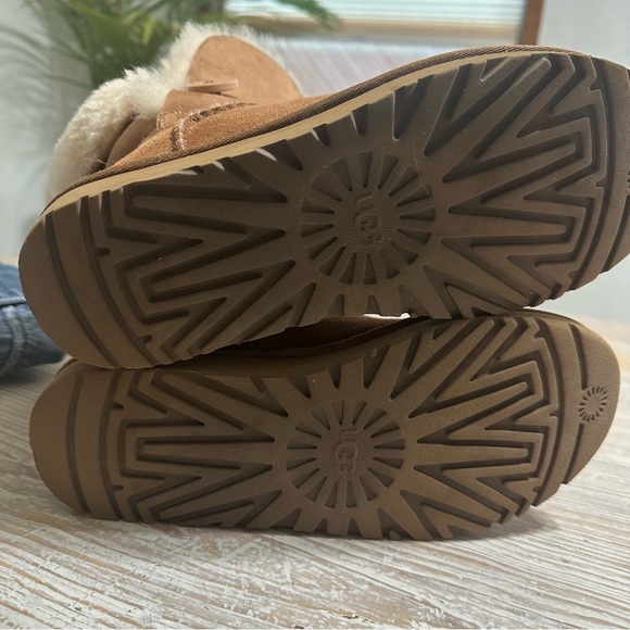 Ugg Bailey Button II Chestnut Suede and Shearling Boots Sz 7 - Picture 9 of 12
